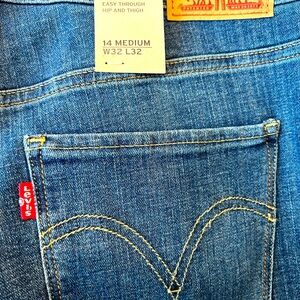 New Women’s Levi’s Size 14M